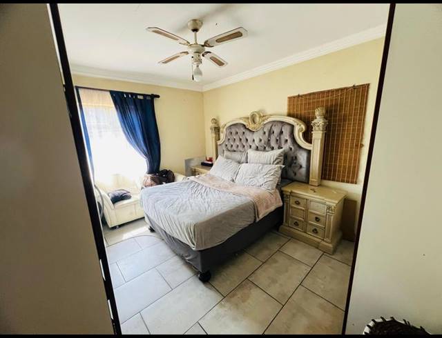4 BEDROOM HOUSE FOR SALE IN KEMPTON PARK WEST